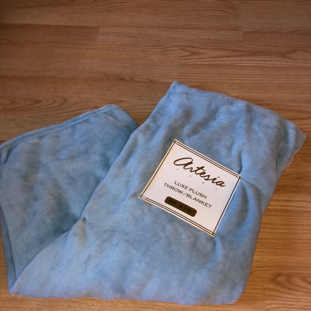 Artesia home luxe plush blanket- blue